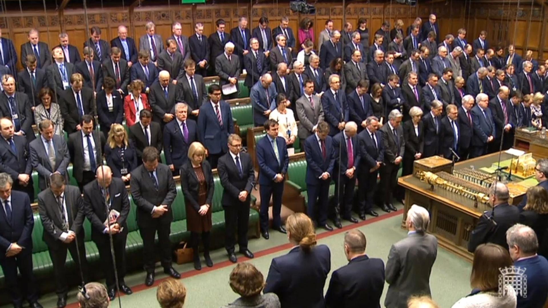 Die Mitglieder des britischen Parlaments stehen bei einer Schweigeminute am 23.03.2017 in London (Großbritannien) im Parlament.