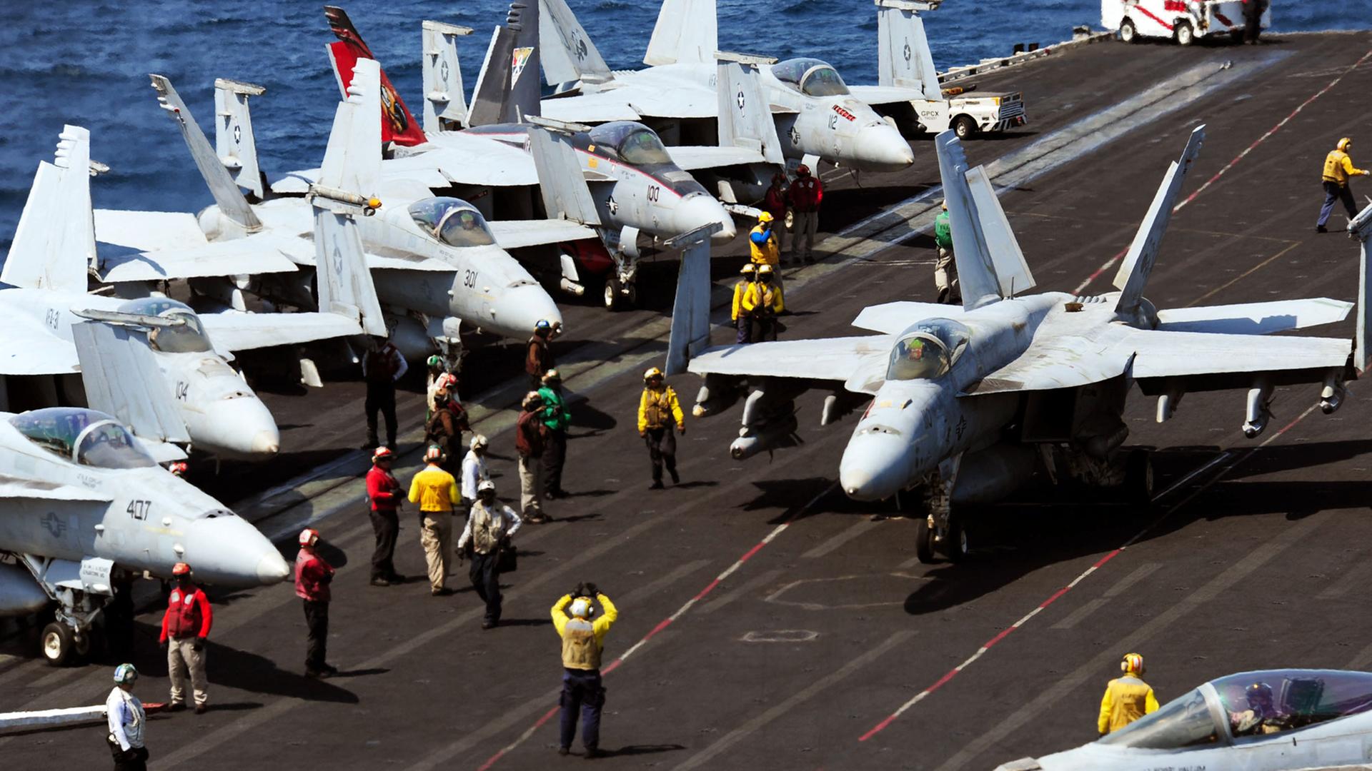 Ein Foto der US Marine vom 12.09.14 zeigt mehrere Kampfflugzeuge auf dem Flugzeugträger USS George H.W. Bush (CVN 77) im Golf. Ein Foto der US Marine vom 12.09.14 zeigt mehrere Kampfflugzeuge auf dem Flugzeugträger USS George H.W. Bush (CVN 77) im Golf.