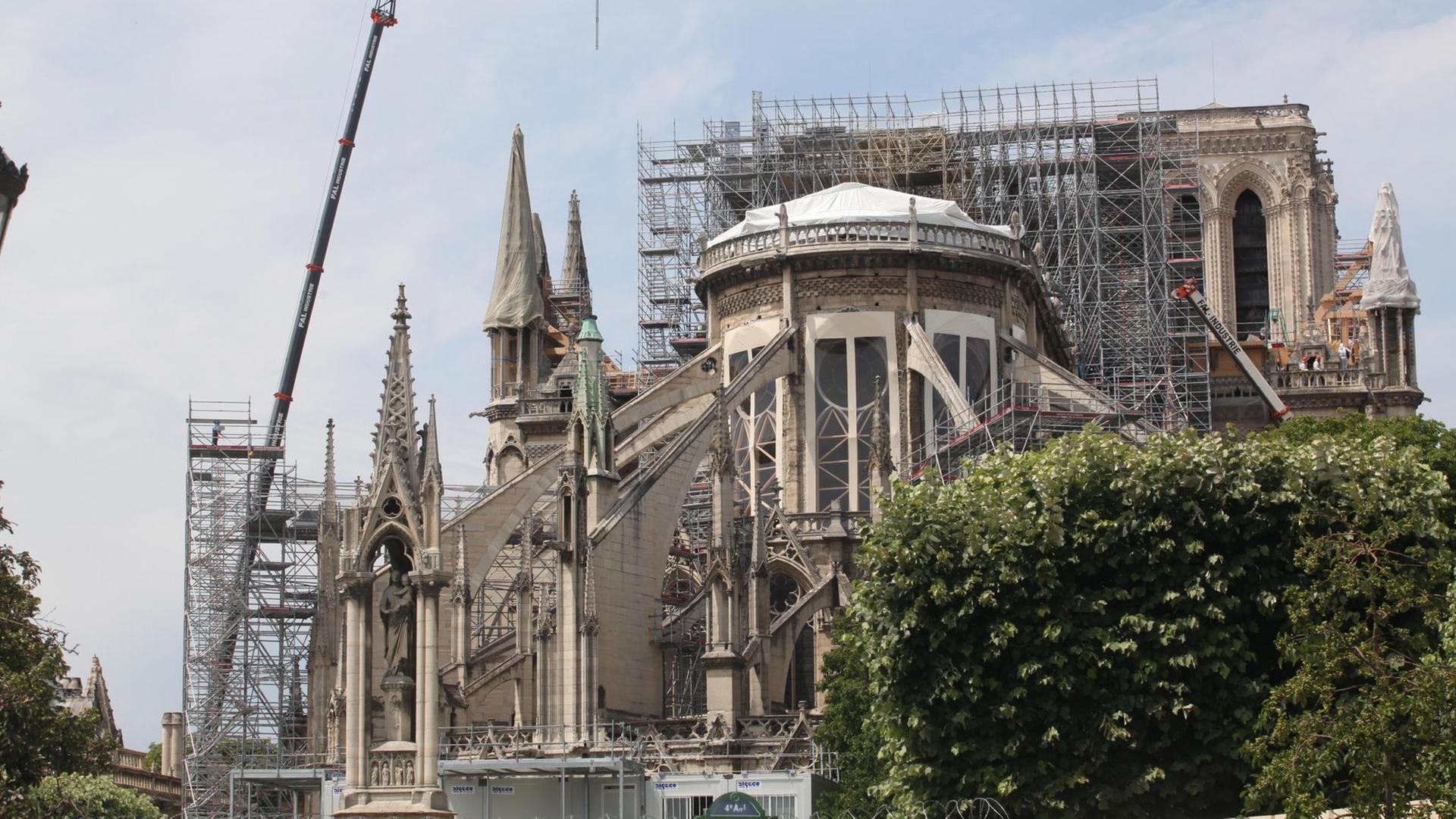 Stahlgerüste am Chor und dem Dach von Notre-Dame stützen einsturzgefährdete Stellen des Bauwerks. Stahlgerüste am Chor und dem Dach von Notre-Dame stützen einsturzgefährdete Stellen des Bauwerks.