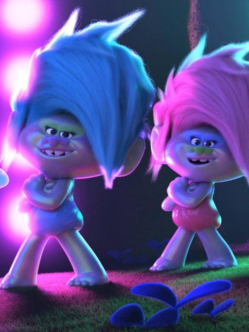 Filmszene aus "Trolls World Tour": Auf einer Bühne stehen Troll-Animationsfigürchen in vor violetten und grünen Scheinwerfern.