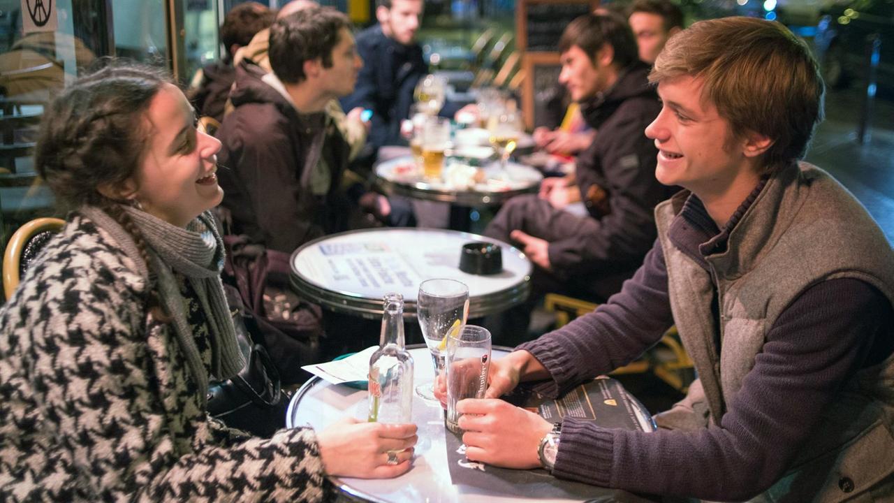 Junge Menschen in einer Bar in Paris Junge Menschen in einer Bar in Paris