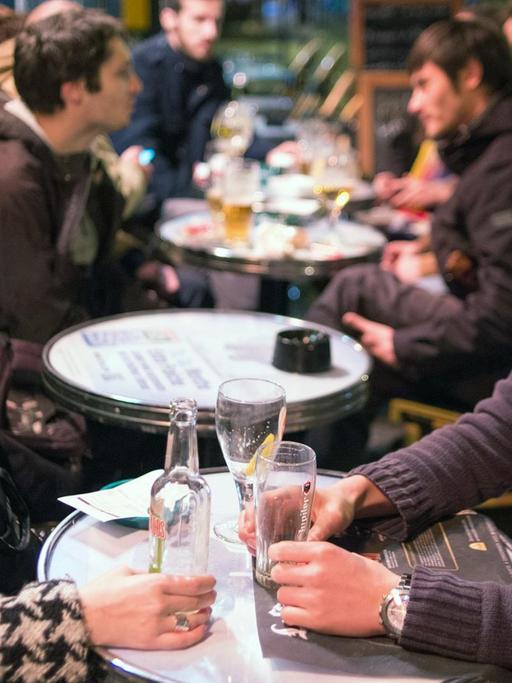 Junge Menschen in einer Bar in Paris