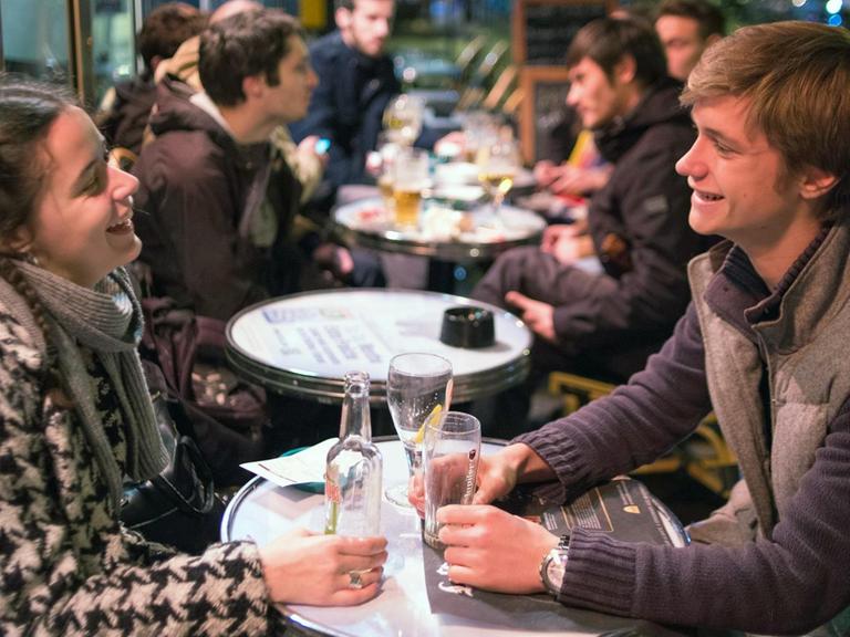 Junge Menschen in einer Bar in Paris