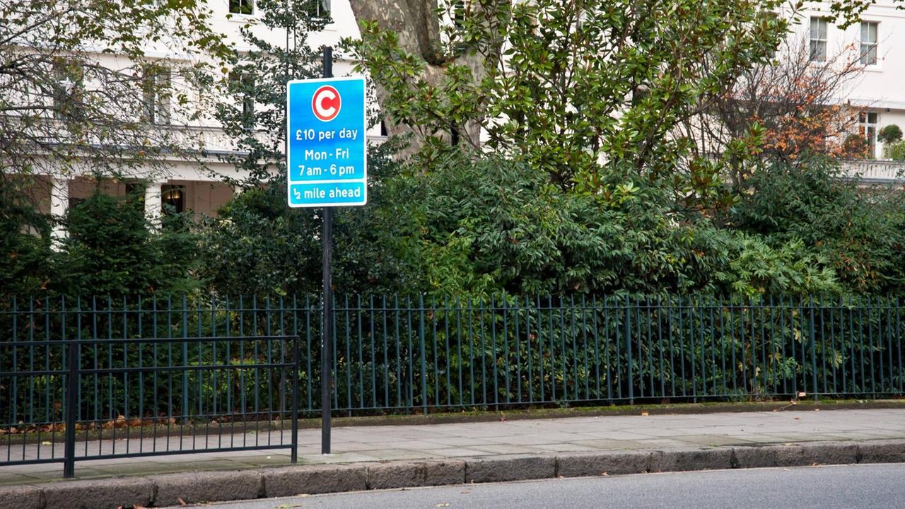 Eine Autobahn mit Maut-Schild Eine Autobahn mit Maut-Schild