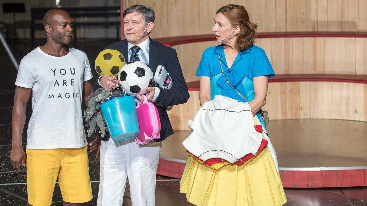 Die Bühne als Spielplatz: die Schauspieler Mandela Wee Wee, Pierre Bokma und Elsie de Brauw in der Jahrhunderthalle in Bochum während der Fotoprobe zum Theatestück "Cosmopolis" unter der Regie von Johan Simons Die Bühne als Spielplatz: die Schauspieler Mandela Wee Wee, Pierre Bokma und Elsie de Brauw in der Jahrhunderthalle in Bochum während der Fotoprobe zum Theatestück "Cosmopolis" unter der Regie von Johan Simons