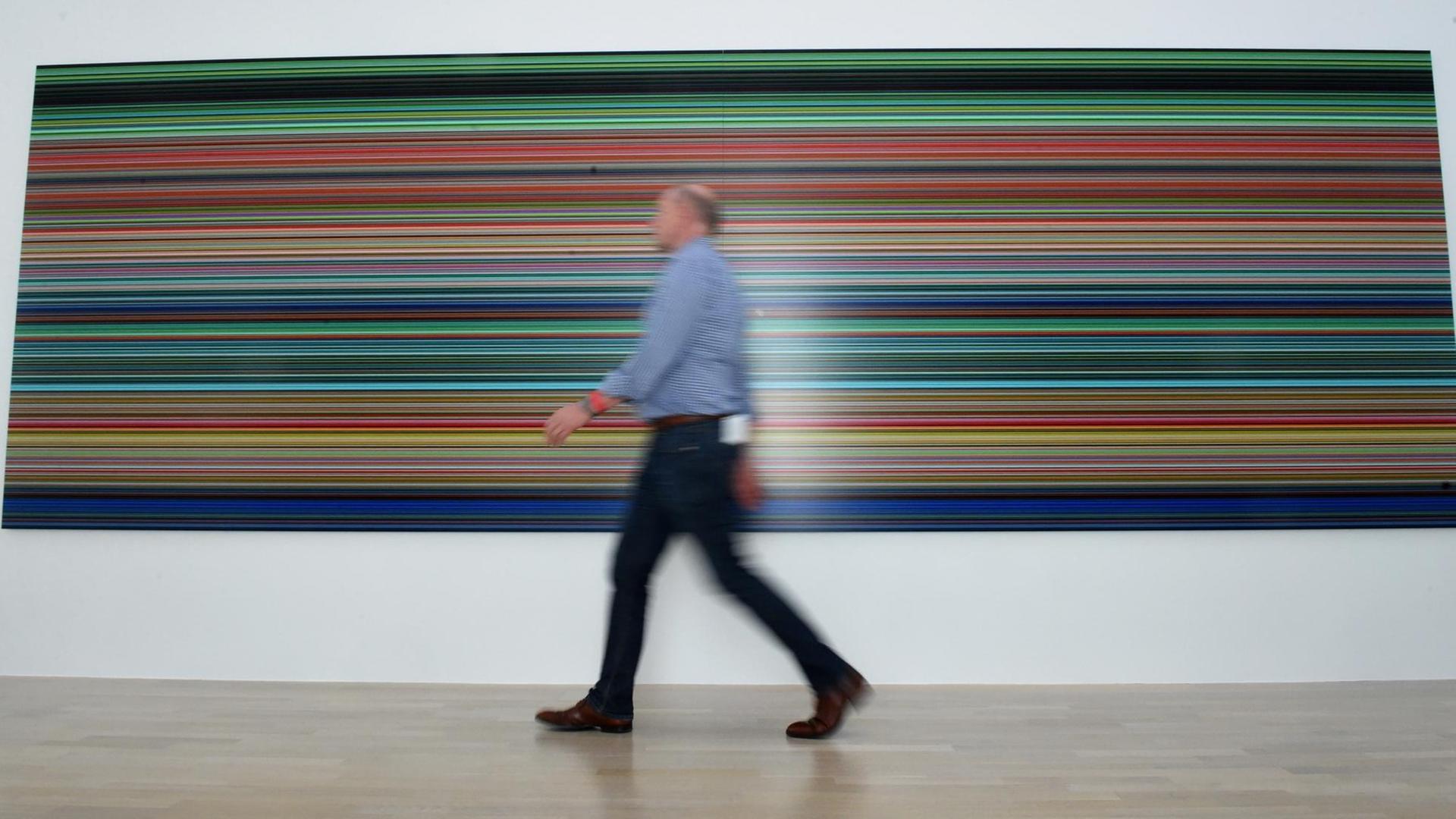 Ein Besucher geht an dem Bild des Künstlers Gerhard Richter, Strip, 2012 in der Städtischen Galerie im Lenbachhaus am 03.07.2016 in München (Bayern) vorbei. Ein Besucher geht an dem Bild des Künstlers Gerhard Richter, Strip, 2012 in der Städtischen Galerie im Lenbachhaus am 03.07.2016 in München (Bayern) vorbei.