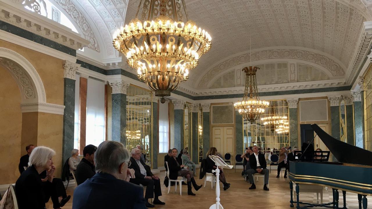 Zuhörer in einem historischen Saal des Köthner Schlosses bei einem Konzert der Bachfesttage.