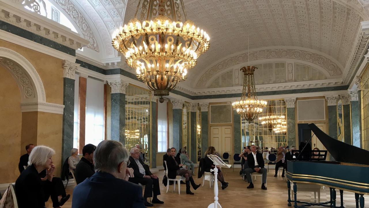 Zuhörer in einem historischen Saal des Köthner Schlosses bei einem Konzert der Bachfesttage. Zuhörer in einem historischen Saal des Köthner Schlosses bei einem Konzert der Bachfesttage.