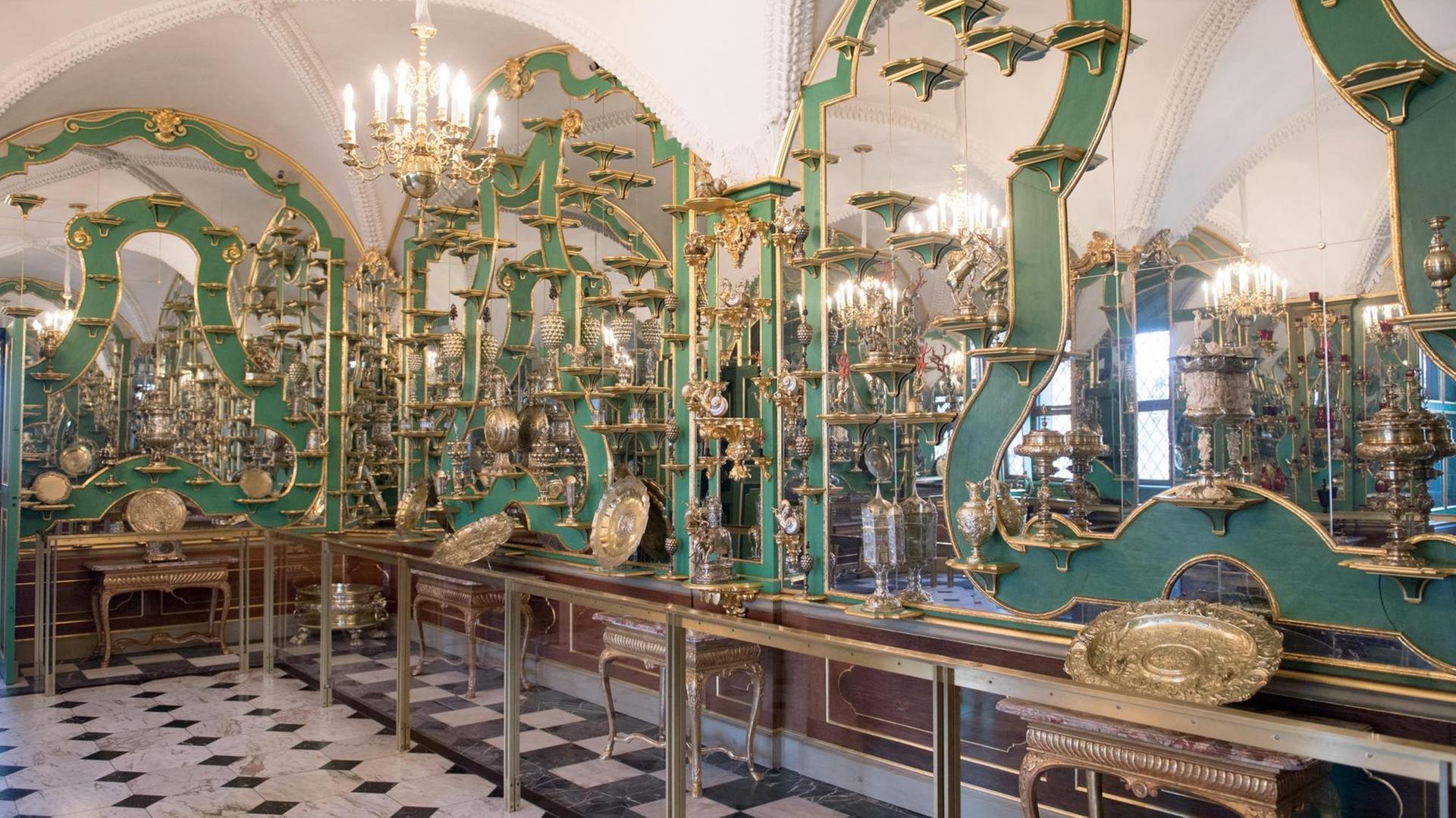 Das Silbervergoldete Zimmer im Historischen Grünen Gewölbe im Dresdner Schloss der Staatlichen Kunstsammlungen Dresden Das Silbervergoldete Zimmer im Historischen Grünen Gewölbe im Dresdner Schloss der Staatlichen Kunstsammlungen Dresden