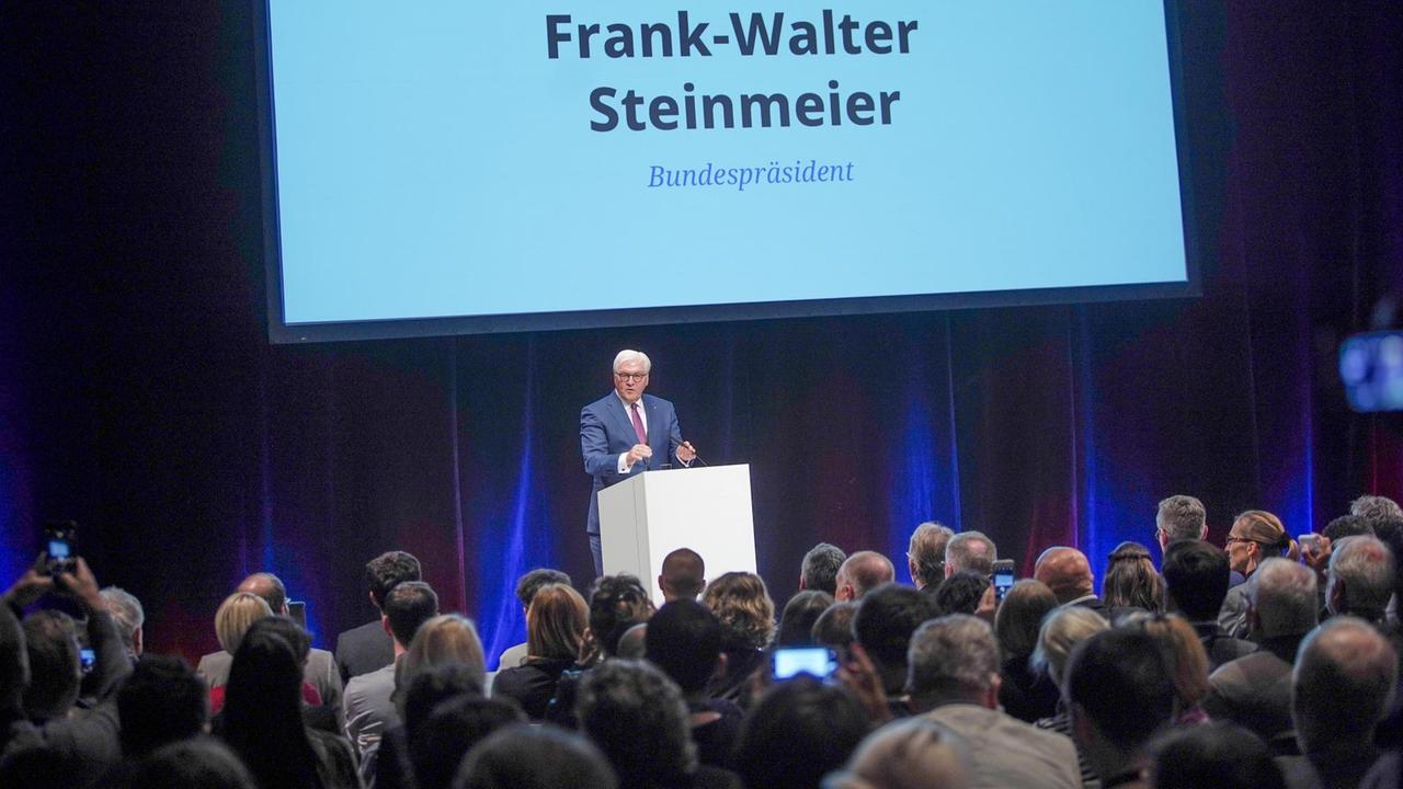 Bundespräsident Frank-Walter Steinmeier spricht bei der Eröffnung der bundesweiten Aktion "Deutschland spricht". 