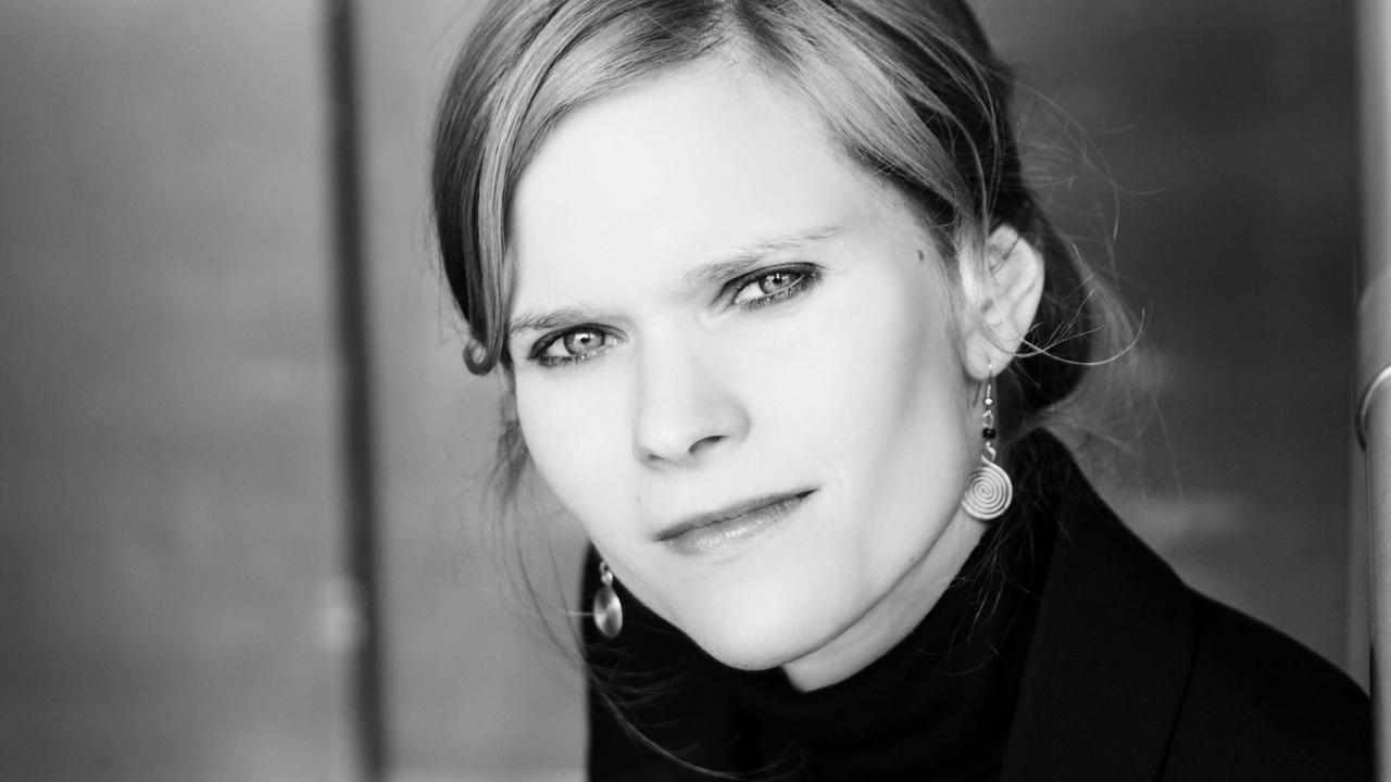 Porträt der Philosophin Franziska Dübgen. Porträt der Philosophin Franziska Dübgen.
