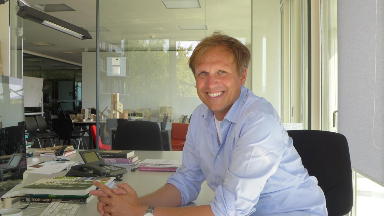 Dirk Hebel sitzt an seinem Schreibtisch Dirk Hebel sitzt an seinem Schreibtisch