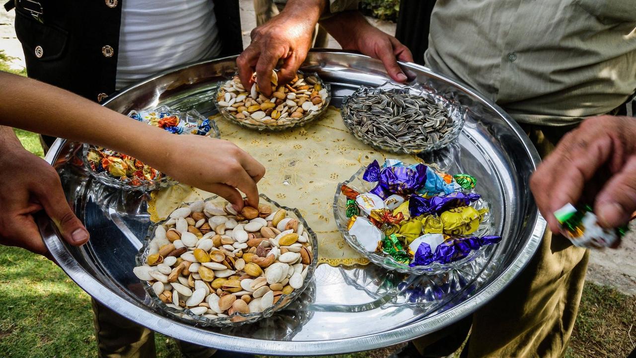 Früchte und Süßigkeiten, die beim Fastenbrechen zum Ende des Ramadans gereicht werden. Früchte und Süßigkeiten, die beim Fastenbrechen zum Ende des Ramadans gereicht werden.