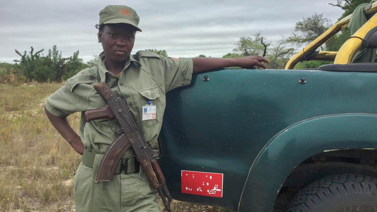 Eine Rangerin kämpft im Nationalpark Banhine in Mosambik gegen Wilderer.