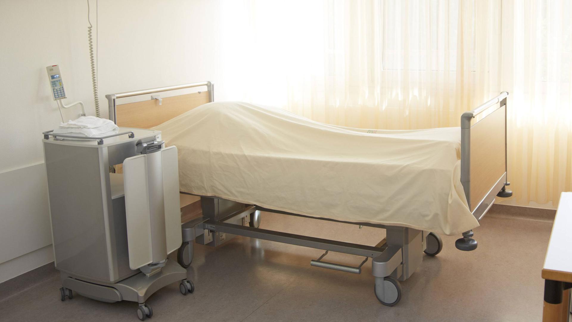Leeres Krankenhausbett in einer Klinik.