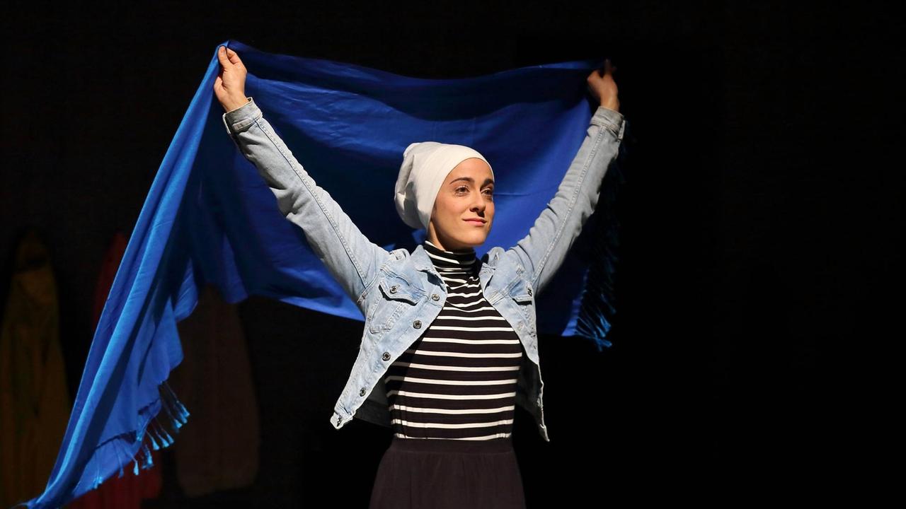 Nina Reithmeier (als Fatima) hält während der Fotoprobe zu Dschabber im Grips Theater am Hansaplatz in Berlin ein blaues Kopftuch. Premiere war am 8. November 2018. Nina Reithmeier (als Fatima) hält während der Fotoprobe zu Dschabber im Grips Theater am Hansaplatz in Berlin ein blaues Kopftuch. Premiere war am 8. November 2018.