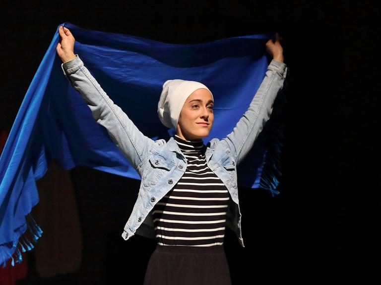 Nina Reithmeier (als Fatima) hält während der Fotoprobe zu Dschabber im Grips Theater am Hansaplatz in Berlin ein blaues Kopftuch. Premiere war am 8. November 2018.