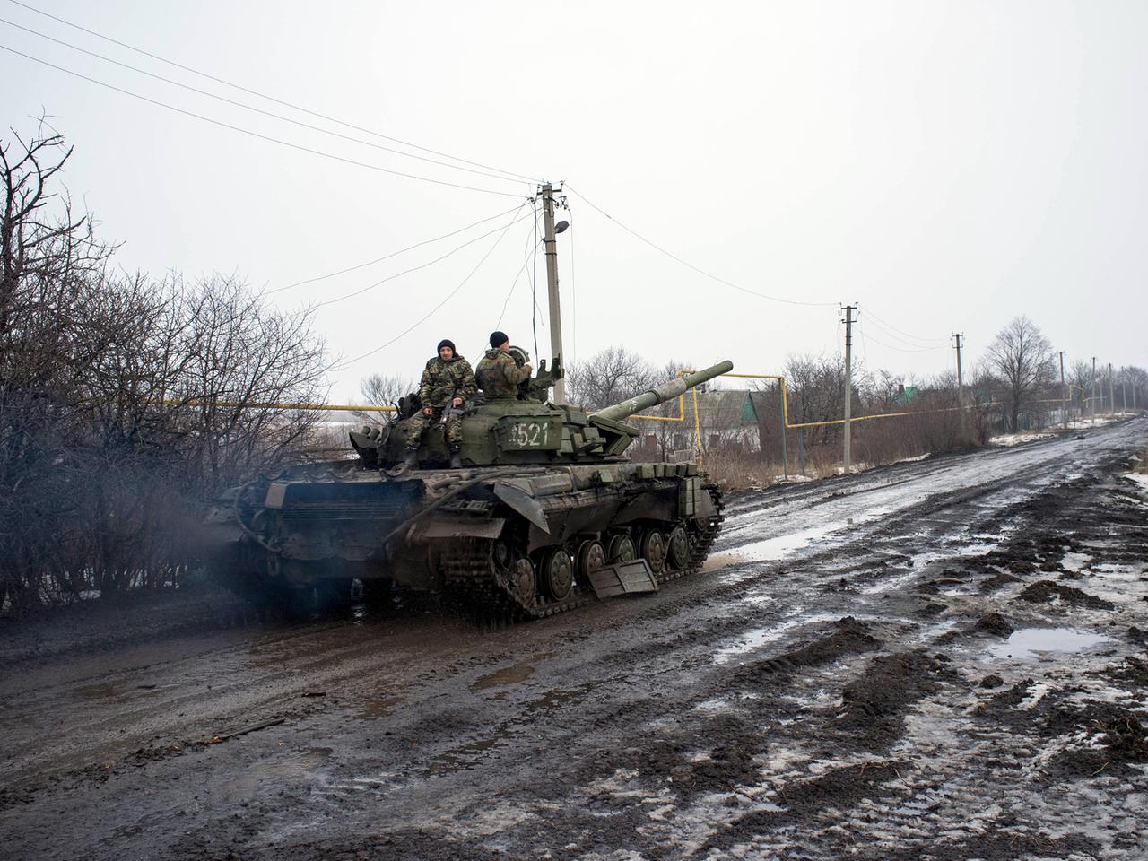 Ein ukrainischer Panzer im Dorf Tonenke, etwa 5 Kilometer von Donezk entfernt.