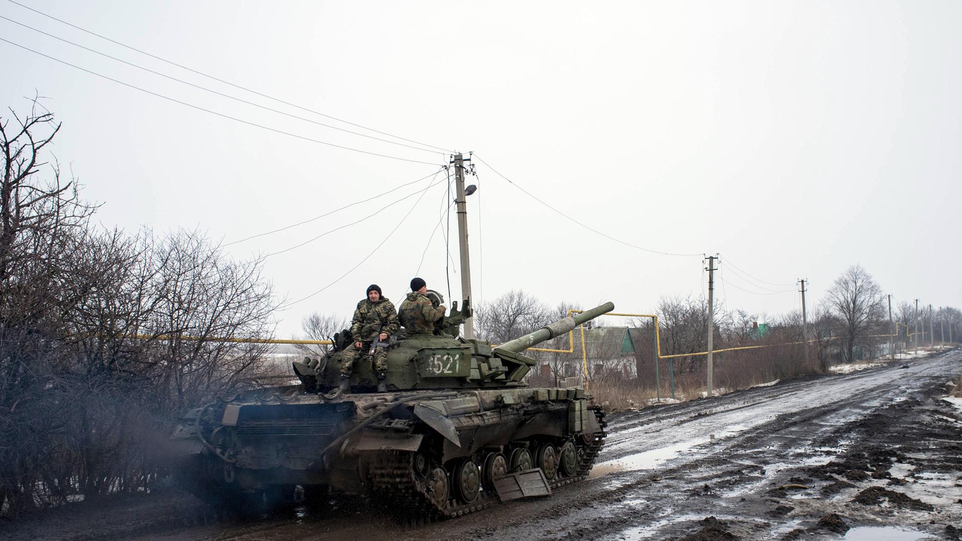 Ein ukrainischer Panzer im Dorf Tonenke, etwa fünf Kilometer von Donezk entfernt. Ein ukrainischer Panzer im Dorf Tonenke, etwa fünf Kilometer von Donezk entfernt.