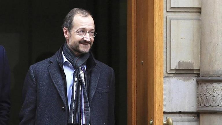 Eric Wiebes tritt aus dem Ministerrat in Den Haag auf die offene Straße. Eric Wiebes tritt aus dem Ministerrat in Den Haag auf die offene Straße.