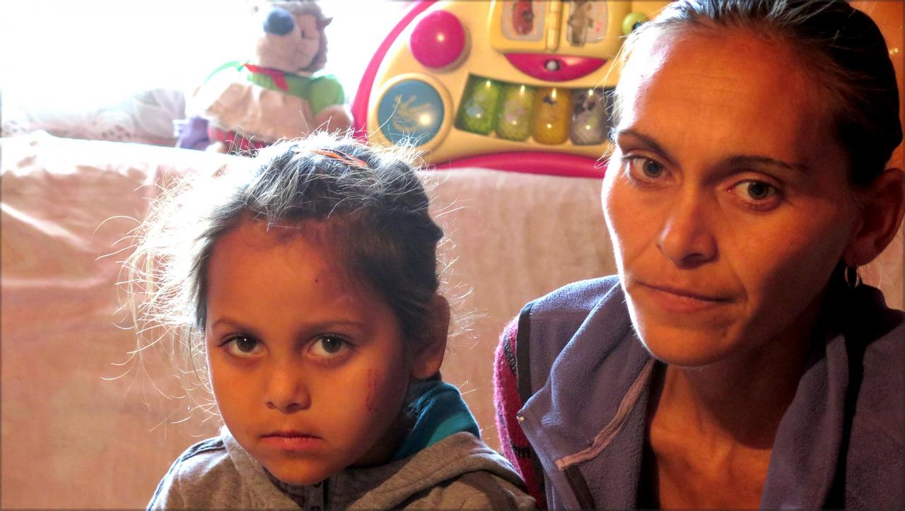 "Wir schlagen so durch, von einem Tag zum nächsten." – Anna und ihre Tochter Sorina. Im rumänischen Ort Zlatna hat die Kupfermine zu gemacht, seitdem hat hier kaum jemand Arbeit. "Wir schlagen so durch, von einem Tag zum nächsten." – Anna und ihre Tochter Sorina. Im rumänischen Ort Zlatna hat die Kupfermine zu gemacht, seitdem hat hier kaum jemand Arbeit.