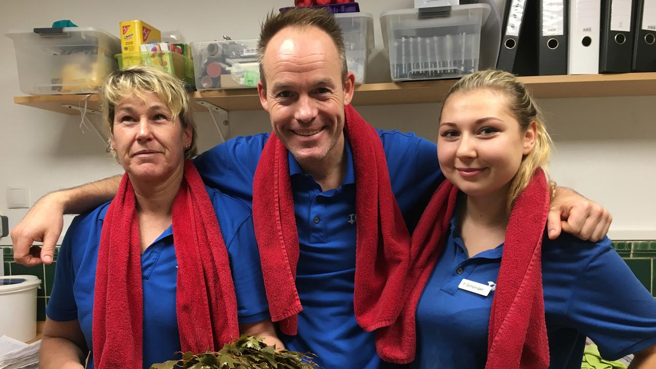 Saunameister Sascha Hoffmann mit seinen Kolleginnen Geli (l) und Fiona. Saunameister Sascha Hoffmann mit seinen Kolleginnen Geli (l) und Fiona.