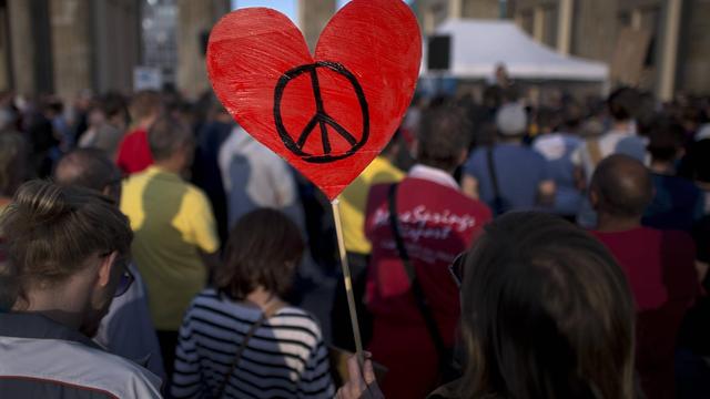 Montagsdemonstration unter dem Motto Friedensbewegung 2.0 im Jahr 2014 vor dem Brandenburger Tor in Berlin