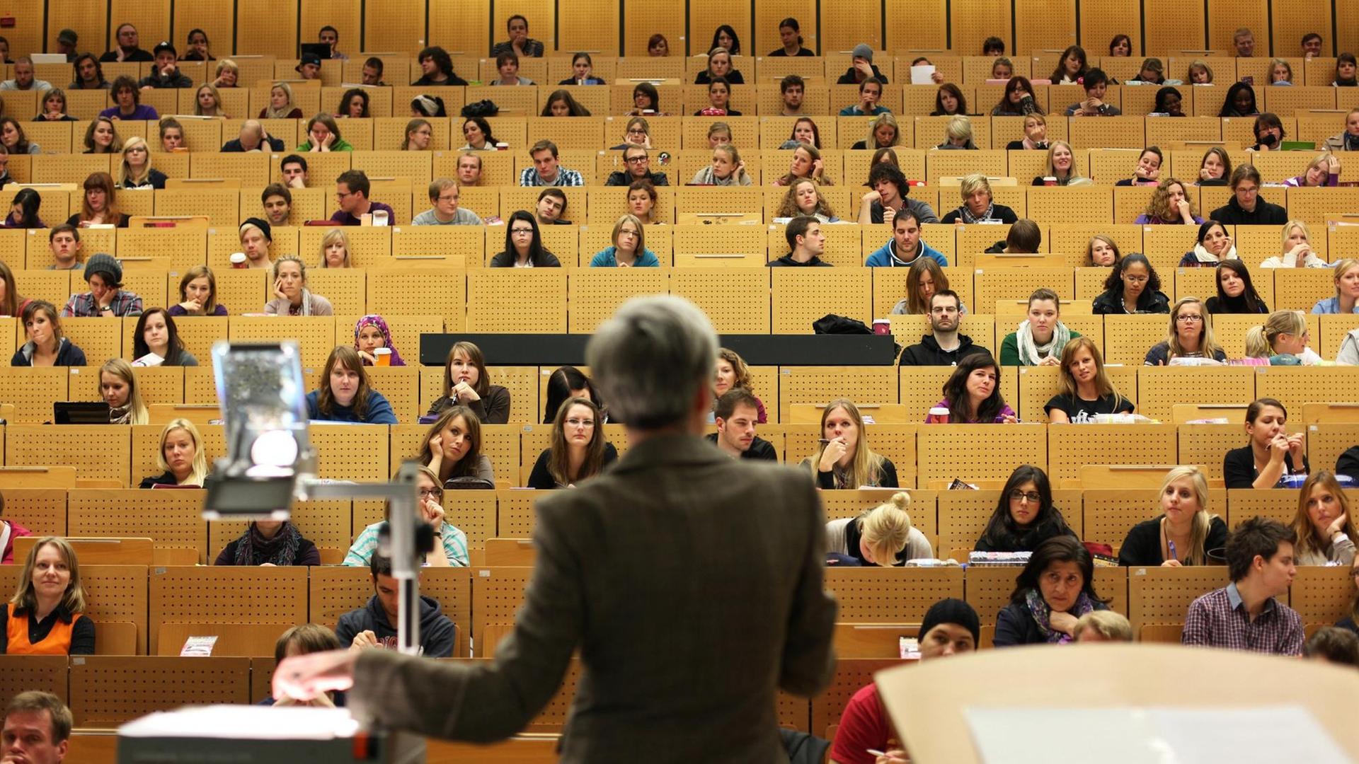 Dr. Kornelia Freitag, Professorin für Amerikanistik, hält in einem Hörsaal der Ruhr-Universität in Bochum eine Vorlesung der Amerikanistik Dr. Kornelia Freitag, Professorin für Amerikanistik, hält in einem Hörsaal der Ruhr-Universität in Bochum eine Vorlesung der Amerikanistik