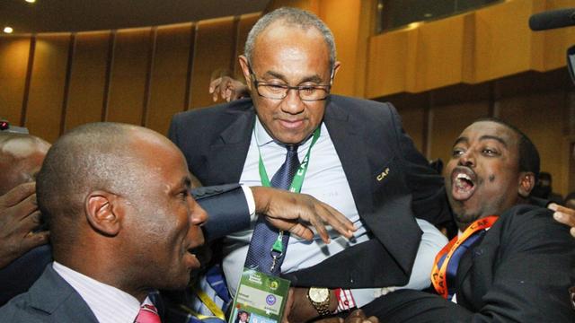 Ahmad Ahmad (Mitte) aus Madagascar nach seiner Wahl zum Präsidenten des afrikanischen Fußballverbandes (CAF) in Addis Abeba, Äthiopien.