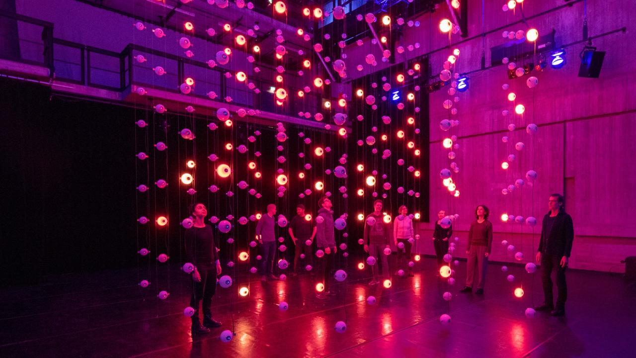 Die Licht- und Klanginstallation des Künstlers Tim O. Roth in einem alten Reaktorgebäude der Technischen Universität München. Die Installation macht unsichtbare Teilchen (Neutrinos) sichtbar und erlebbar. Die Licht- und Klanginstallation des Künstlers Tim O. Roth in einem alten Reaktorgebäude der Technischen Universität München. Die Installation macht unsichtbare Teilchen (Neutrinos) sichtbar und erlebbar.