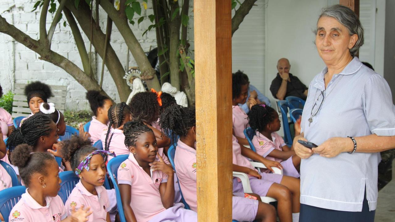 Mädchen im Zentrum Talitha Qum im Stadtteil San Francisco in Cartagena und Leiterin Blanca Nubia Lopez Mädchen im Zentrum Talitha Qum im Stadtteil San Francisco in Cartagena und Leiterin Blanca Nubia Lopez