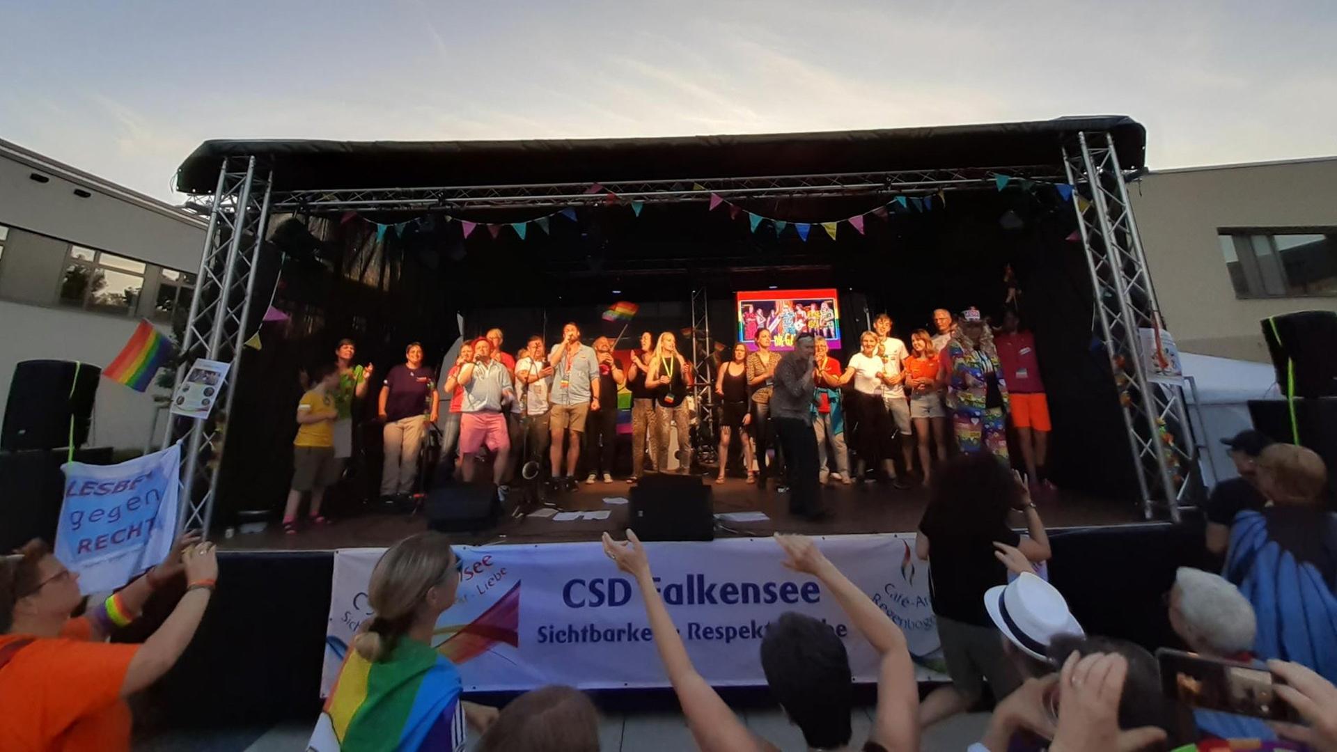 Blick auf die Bühne des ersten CSD 2019 in Falkensee Blick auf die Bühne des ersten CSD 2019 in Falkensee