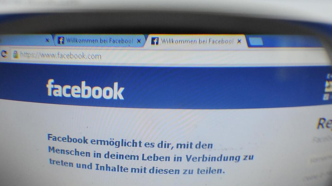 Das Logo des Netzwerks Facebook wird am 21.10.2013 in Berlin durch ein Brillenglas verstärkt.