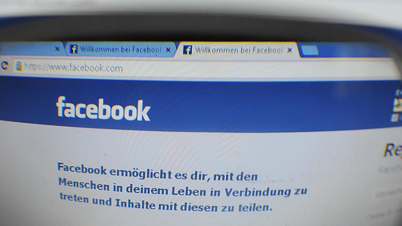 Das Logo des Netzwerks Facebook wird am 21.10.2013 in Berlin durch ein Brillenglas verstärkt. Das Logo des Netzwerks Facebook wird am 21.10.2013 in Berlin durch ein Brillenglas verstärkt.