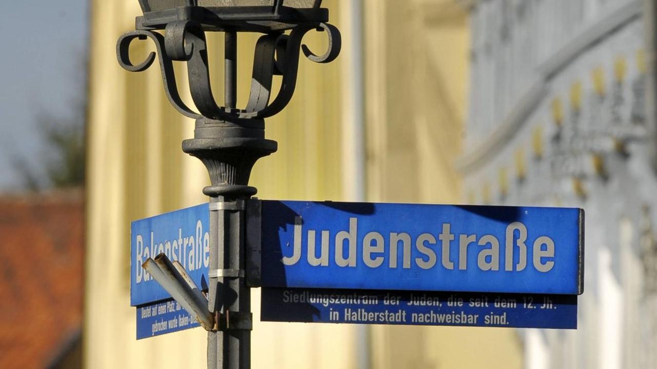Straßenschild "Judenstraße" an einer alten Laterne in Halberstadt Straßenschild "Judenstraße" an einer alten Laterne in Halberstadt