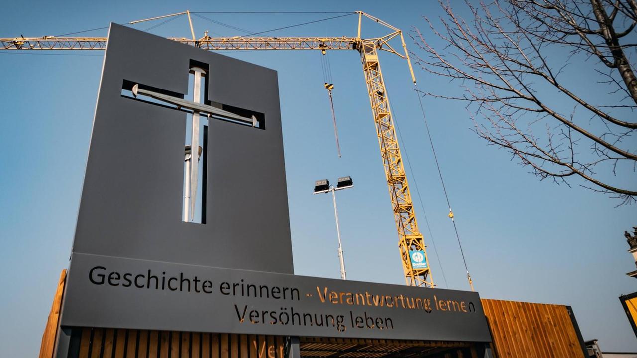 Vor einem Baukran an der Baustelle für den Wiederaufbau der Garnisonkirche in Potsdam ist ein stilisiertes christliches Kreuz zu sehen. Die Botschaft darunter lautet: Geschichte erinnern - Verantwortung lernen - Versöhnung leben Vor einem Baukran an der Baustelle für den Wiederaufbau der Garnisonkirche in Potsdam ist ein stilisiertes christliches Kreuz zu sehen. Die Botschaft darunter lautet: Geschichte erinnern - Verantwortung lernen - Versöhnung leben