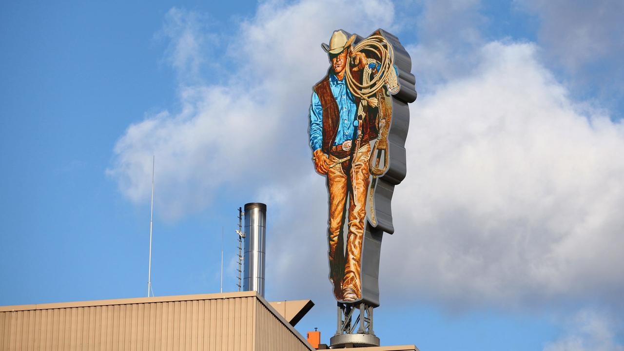 Der Marlboro Mann auf dem Dach der Zigarettenfabrik Philip Morris in Berlin-Neukölln.