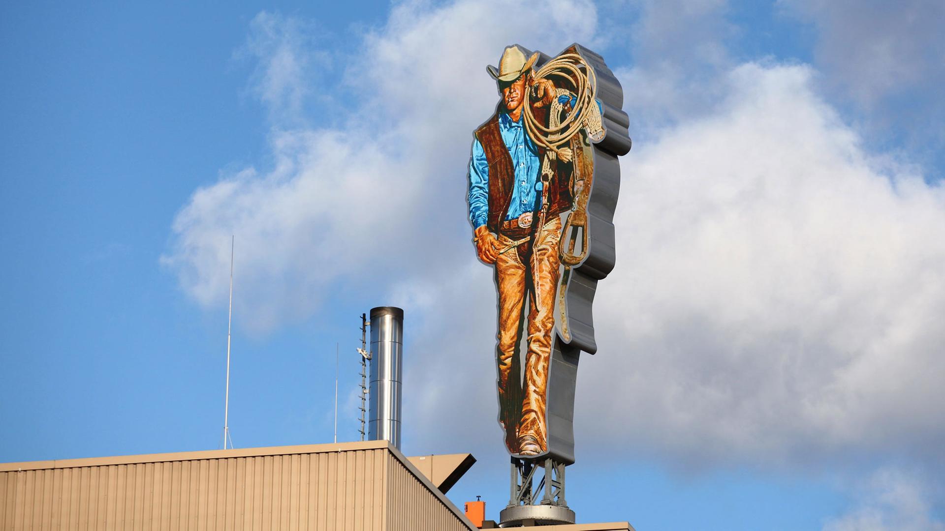Der Marlboro Mann auf dem Dach einer Zigarettenfabrik. Der Marlboro Mann auf dem Dach einer Zigarettenfabrik.