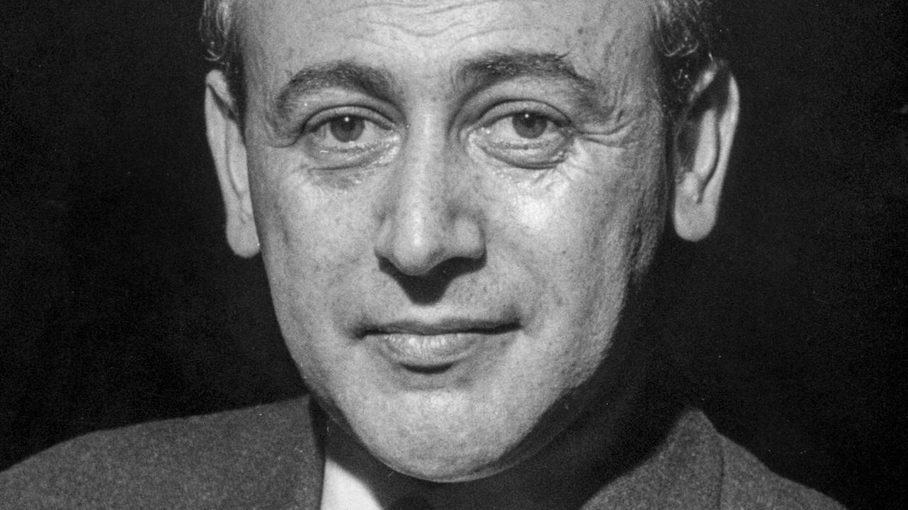 Schwarzweißporträt von Paul Celan Schwarzweißporträt von Paul Celan
