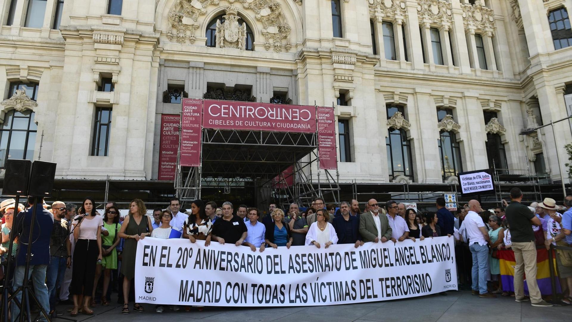 Gedenken in Madrid am 12. Juli 2017 an die Entführung und Ermordung des ehemaligen Stadtrats Miguel Angel Blanco vor dem Rathaus, durch baskische Separatisten vor 20 Jahren