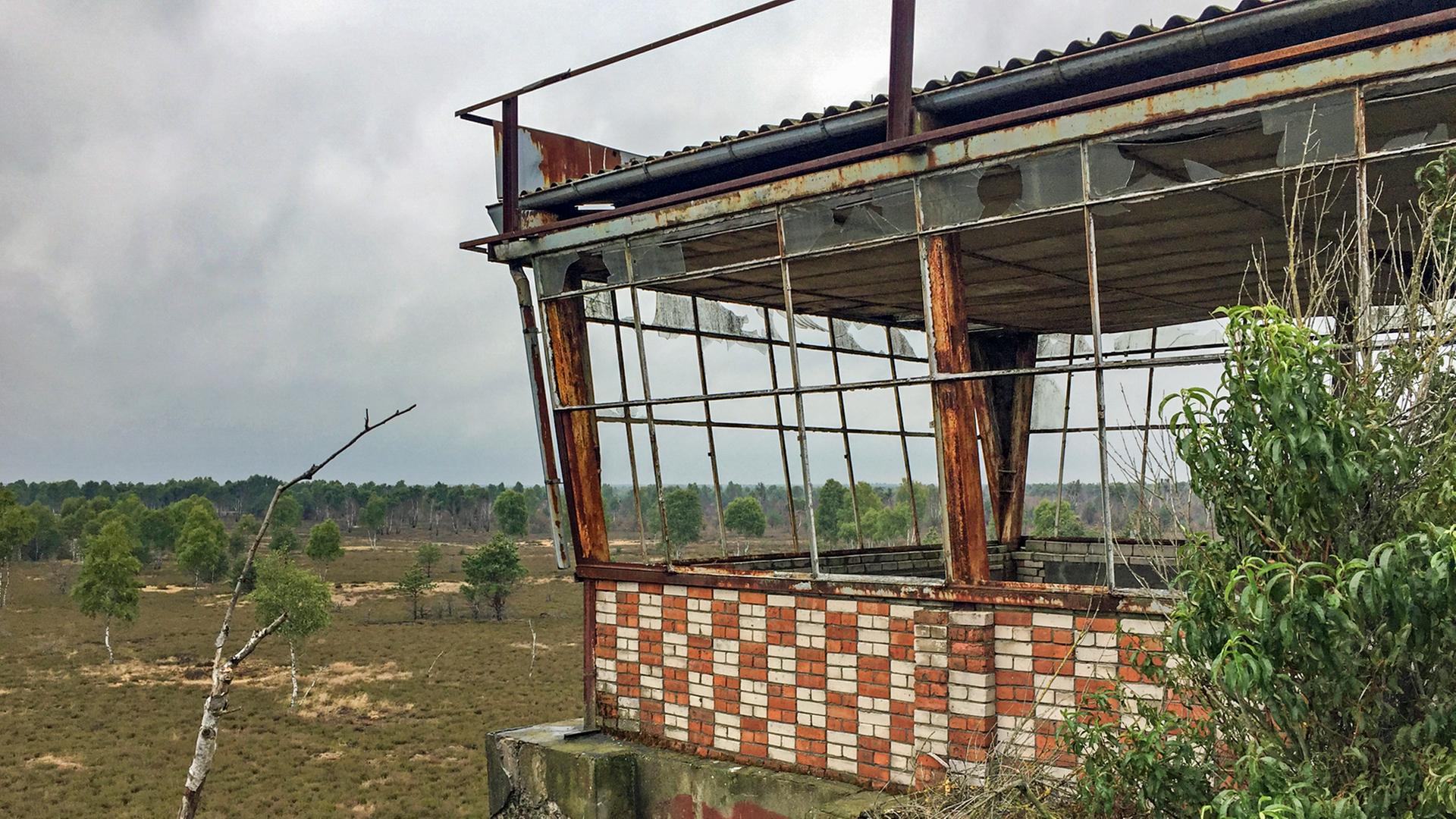 Eine Aussichtsplattform, halb zerfallen, und Blick auf das sogenannte Bombodrom, einen der größten Übungsplätzee der sowjetischen Luftwaffe Eine Aussichtsplattform, halb zerfallen, und Blick auf das sogenannte Bombodrom, einen der größten Übungsplätzee der sowjetischen Luftwaffe