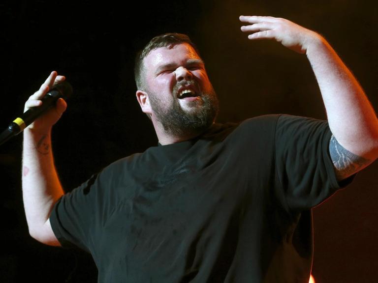 Jan "Monchi" Gorkow, Sänger der Punkband "Feine Sahne Fischfilet" tritt 31.12.2017 in Düsseldorf (Nordrhein-Westfalen) bei einem Konzert als Gastband im Rahmen der "Laune der Natour"-Tour von den "Toten Hosen" auf.