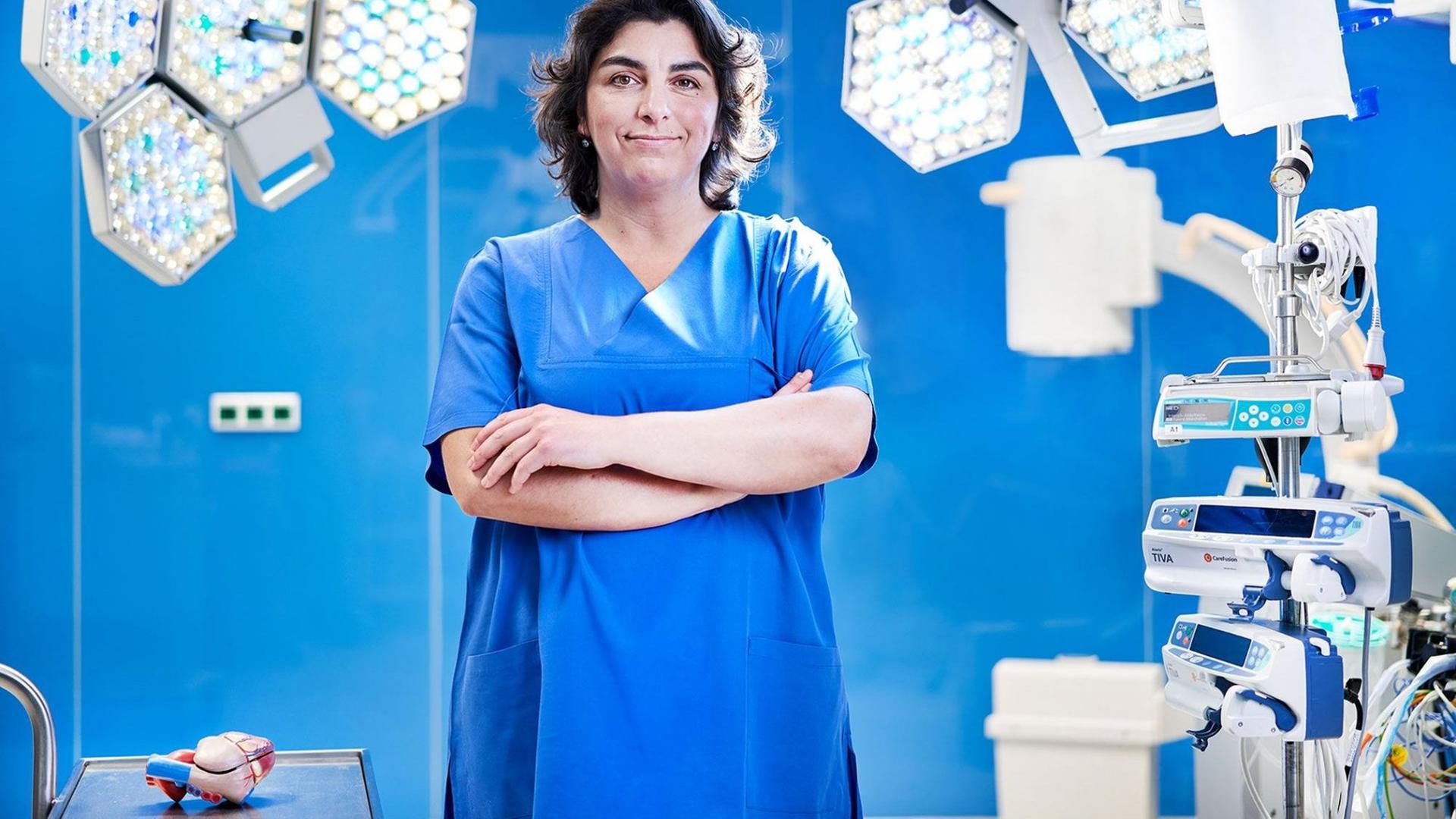 Porträt der Herzchirurgin Dilek Gürsoy im OP Saal. Porträt der Herzchirurgin Dilek Gürsoy im OP Saal.