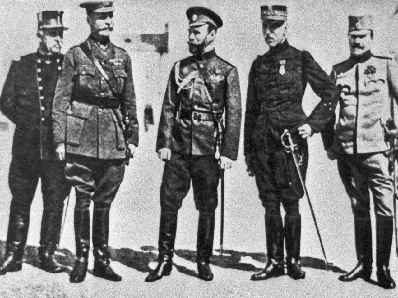 Kaiser Nicolaus II mit Repräsentanten anderer Länder des 1. Weltkriegs.