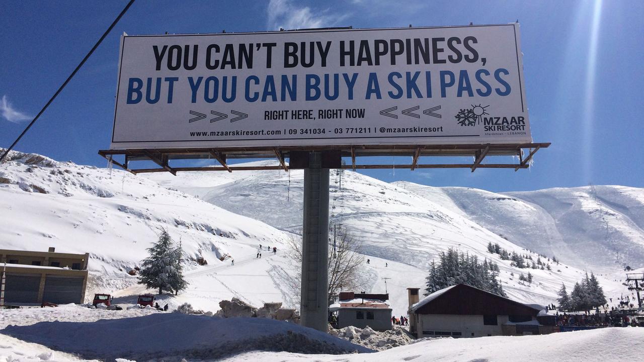 Schild auf einem Skigebiet im Libanon Schild auf einem Skigebiet im Libanon