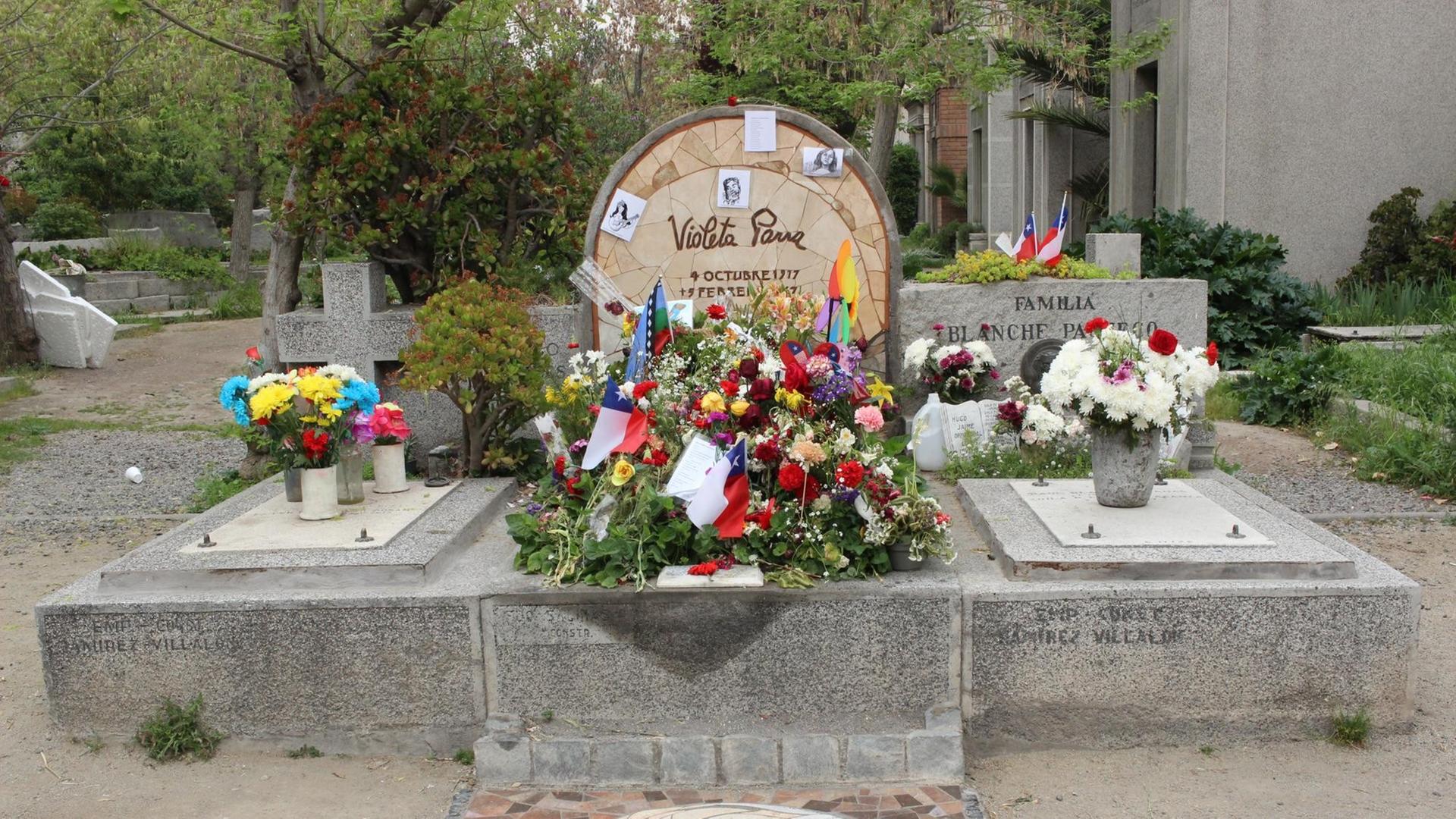 So gut wie alle Persönlichkeiten der chilenischen Geschichte liegen auf dem "Cementerio General", dem Nationalfriedhof in Santiago, darunter auch die Künstlerin Violeta Parra So gut wie alle Persönlichkeiten der chilenischen Geschichte liegen auf dem "Cementerio General", dem Nationalfriedhof in Santiago, darunter auch die Künstlerin Violeta Parra