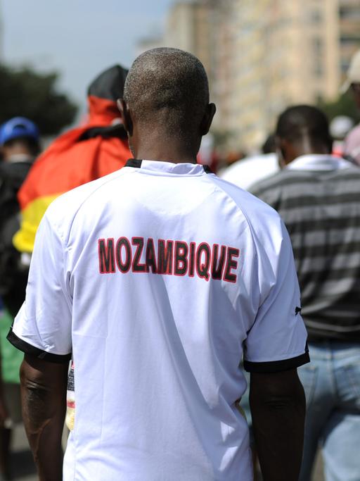  Männer auf der Straße in Maputo