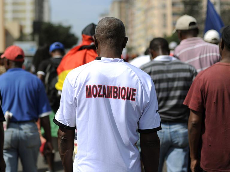 Männer auf der Straße in Maputo
