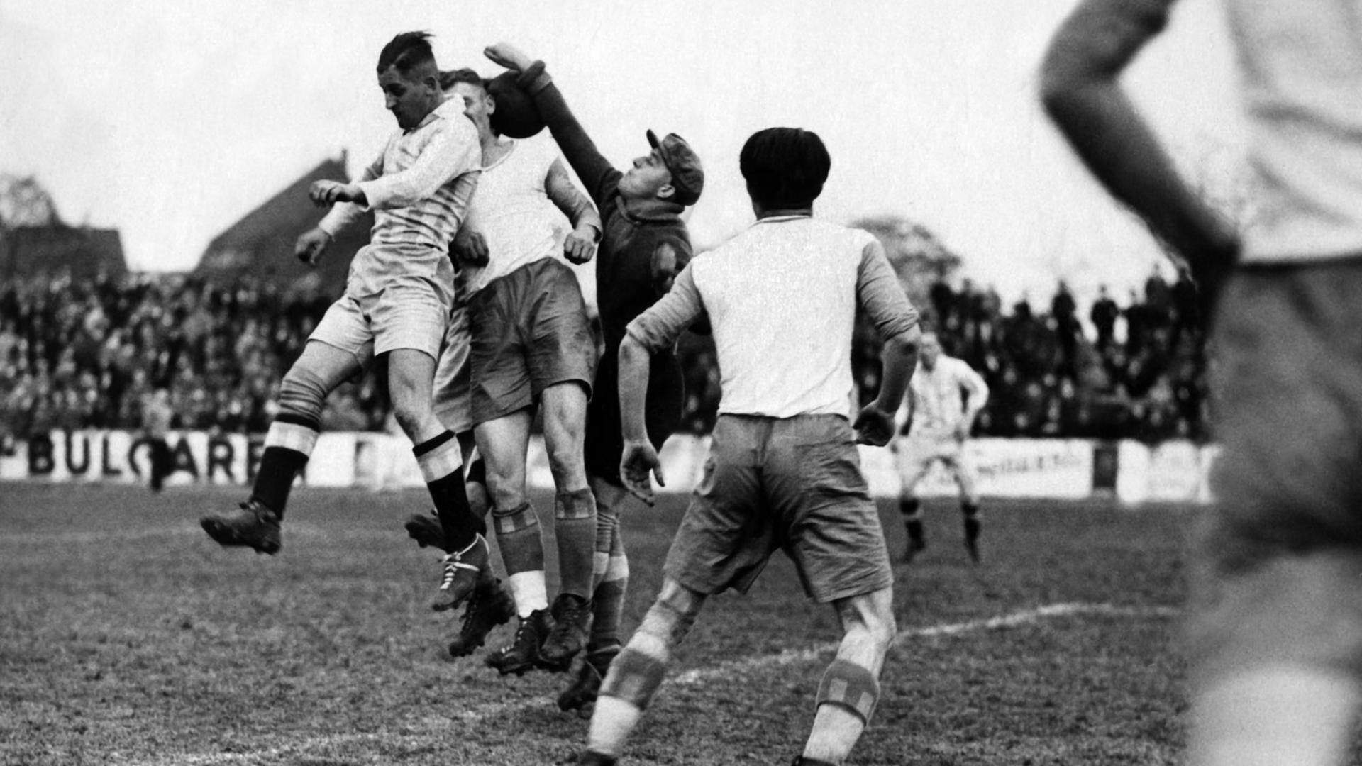 Ein Fußballspiel in den 1920er Jahren in Deutschland. Ein Fußballspiel in den 1920er Jahren in Deutschland.