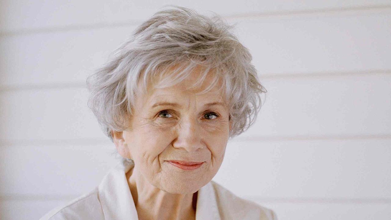 Die kanadische Literaturnobelpreisträgerin Alice Munro am 10. Oktober 2013 lächelnd. Die kanadische Literaturnobelpreisträgerin Alice Munro am 10. Oktober 2013 lächelnd.